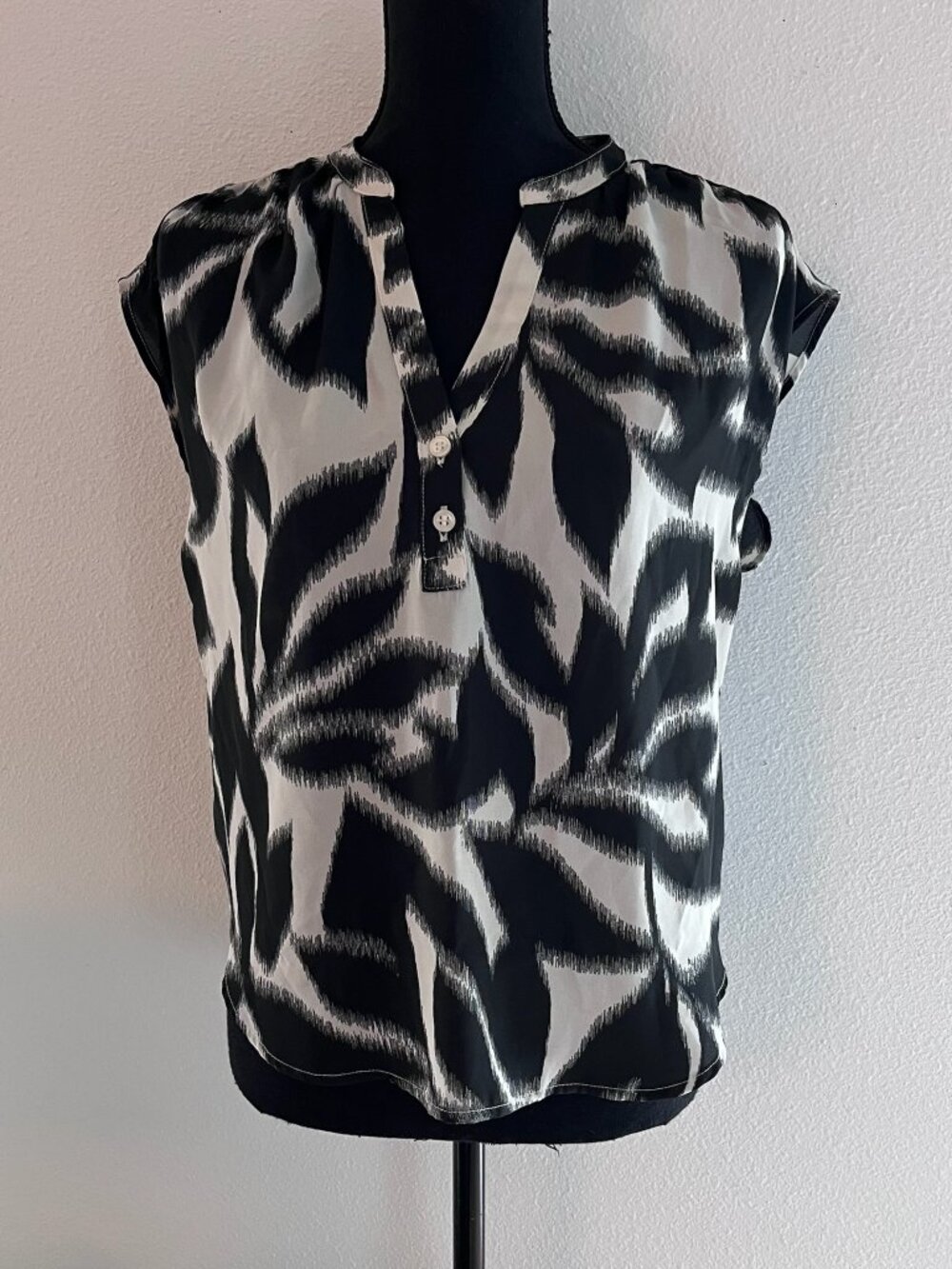 Banana Republic Silky Black & White Botanical Top V-Neck with 2 Buttons XS